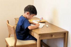 子ども部屋の机で勉強する子ども