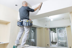 壁紙を貼っているクロス職人