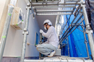 足場を組み外壁塗装を行う専門業者