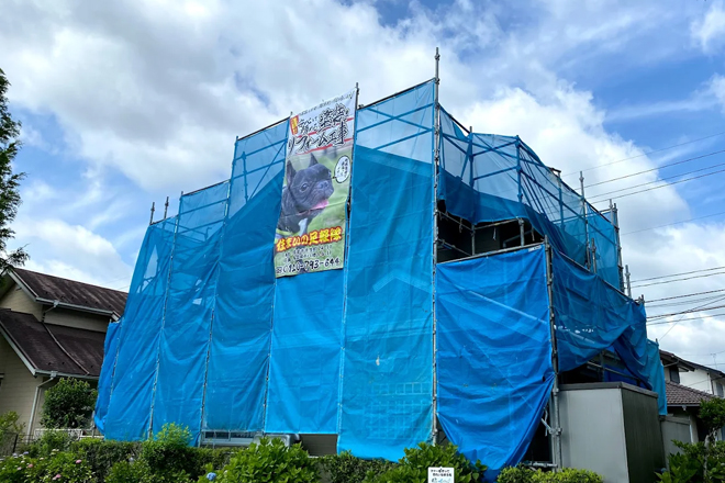 外壁塗装施工中の仮足場(住まいの足軽隊)