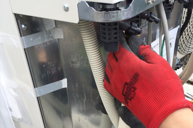 給湯器の点検をする業者の手