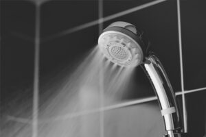シャワーから勢いよく出るお湯