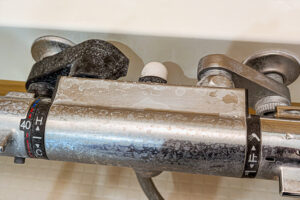 水垢がこびりついた水栓