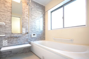 お湯を張ったきれいなお風呂