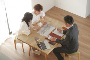 施工内容を夫婦に説明するリフォーム業者